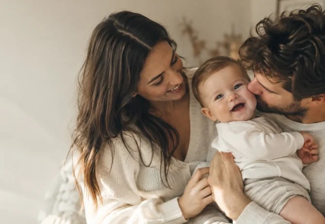 Famiglia con neonato durante un servizio fotografico Click & Dreen a Padova