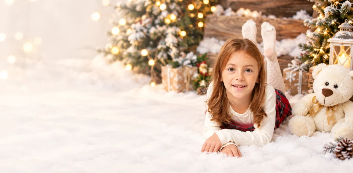 Bambina in un set fotografico natalizio per le Mini Sessioni di Natale 2026 a Padova di Click & Dreen Fotografia