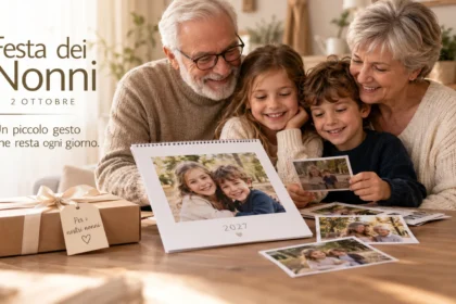 Nonni con due nipoti che guardano insieme fotografie stampate e un calendario fotografico 2027.