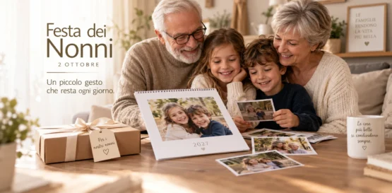 Nonni con due nipoti che guardano insieme fotografie stampate e un calendario fotografico 2027.