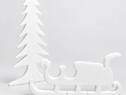 Albero e slitta sagomati per vetrine e allestimenti natalizi personalizzati